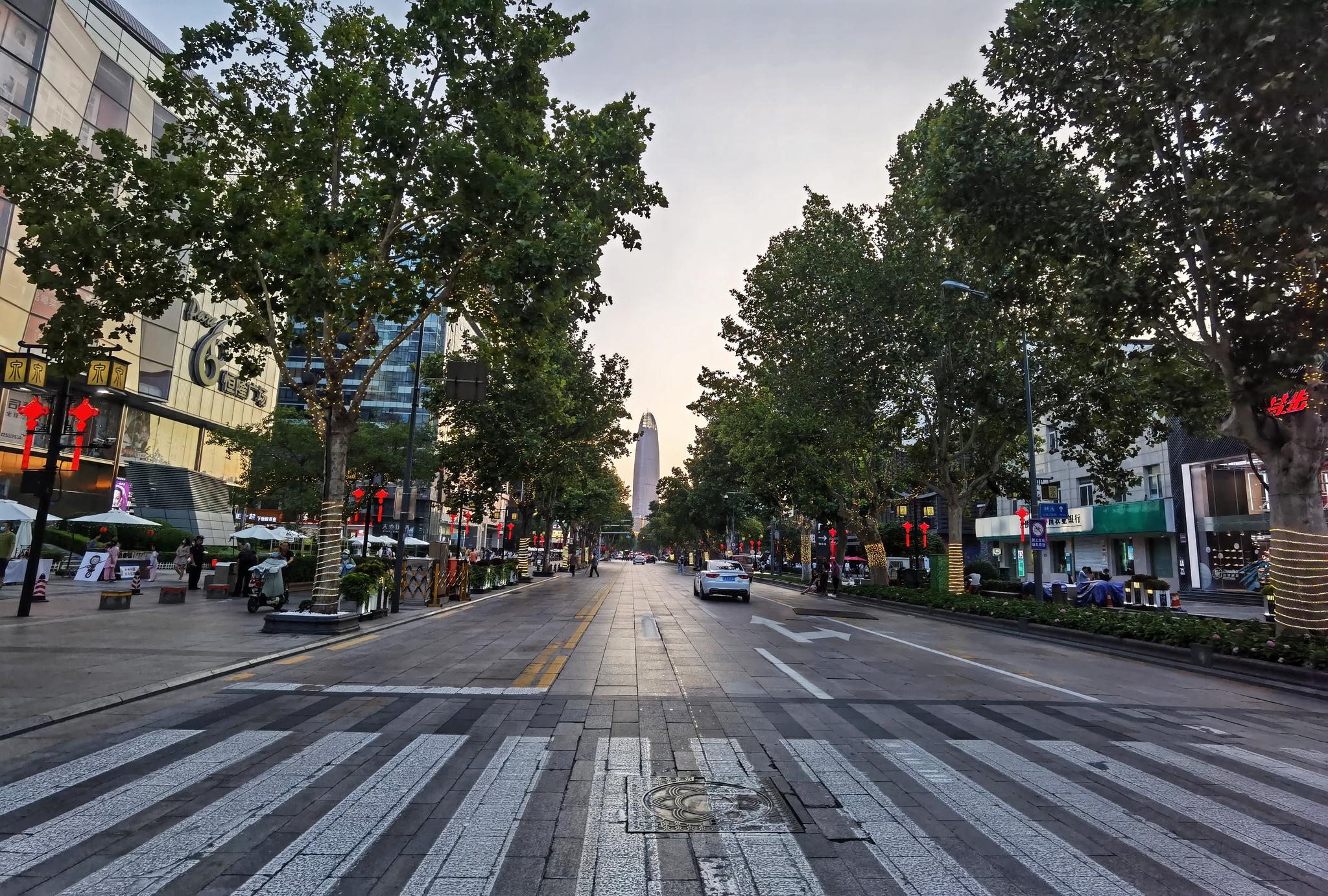 无论泉城路怎么改这里都是拍照的好地方