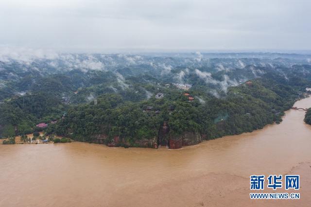 洪水中的乐山大佛.
