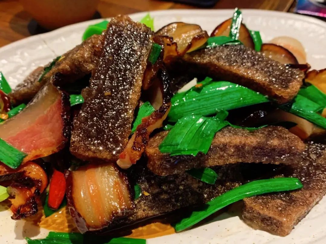 怎么吃都是香的!|蕨粑|腊肉|焦脆_新浪新闻