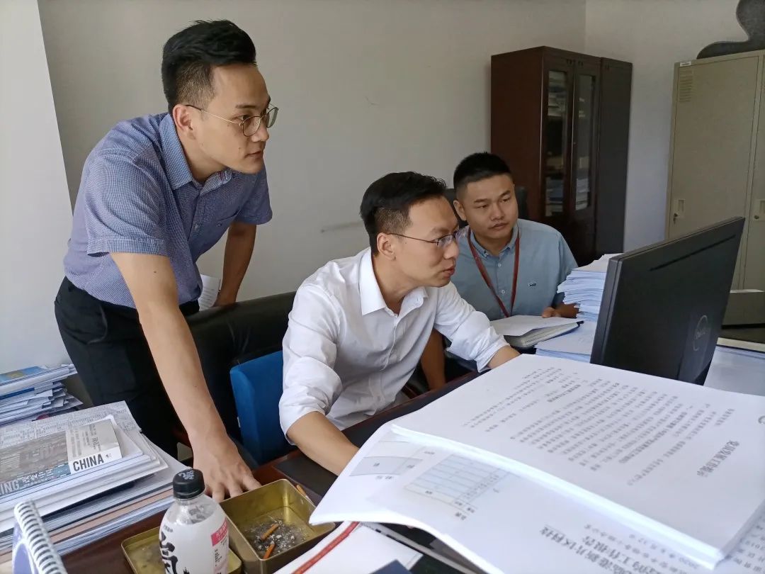 左起朱峰,吴群峰和焦敏.杨欢 摄