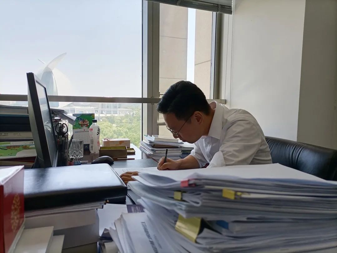 临港三剑客泡在办公室里头脑风暴只为闯出一条新路来出彩在上海