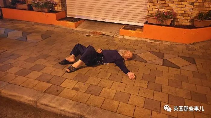 在马路边倒头就睡的日本人,每年都有好几个车祸身