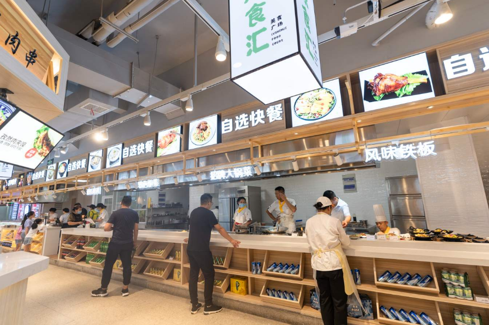 约上三两好友品尝小吃集市的招牌大锅菜这里有全国知名小吃串串吧台