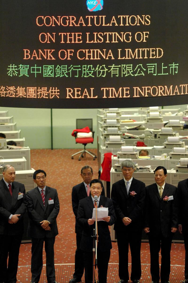 2006年6月1日,中国银行董事长肖钢在上市仪式上发言。来源:新华社