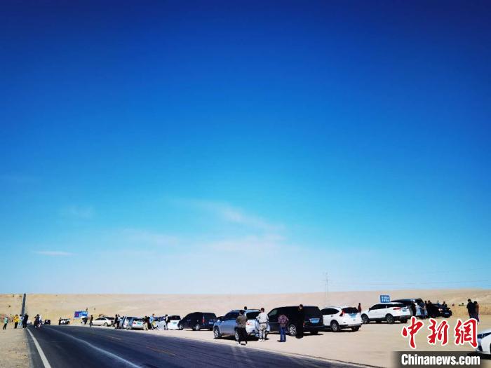 青海格尔木“网红U型公路”设警示牌：禁止拍照 违规者罚200元