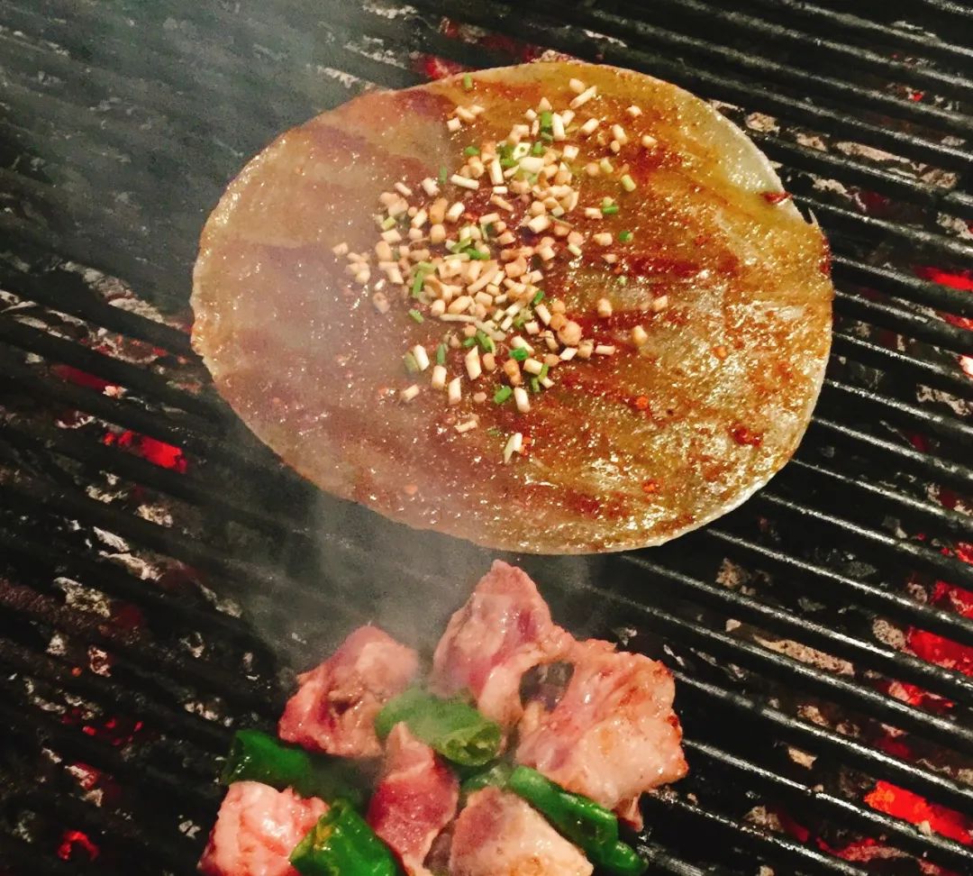 但蕨粑复杂的口感,也为这一串烤蕨粑增色了不少,让它区别于一般的烧烤