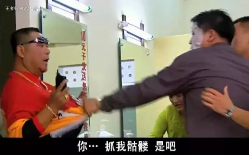 作为一个对外永远宣称29岁的东北男人,彪哥更爱穿的是那件红底骷髅