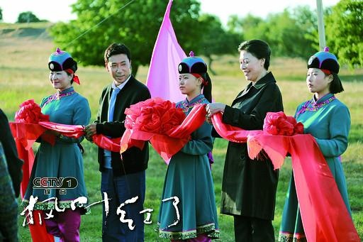 政府协助拍摄,著名导演哈斯朝鲁执导的脱贫攻坚题材电视剧《枫叶红了