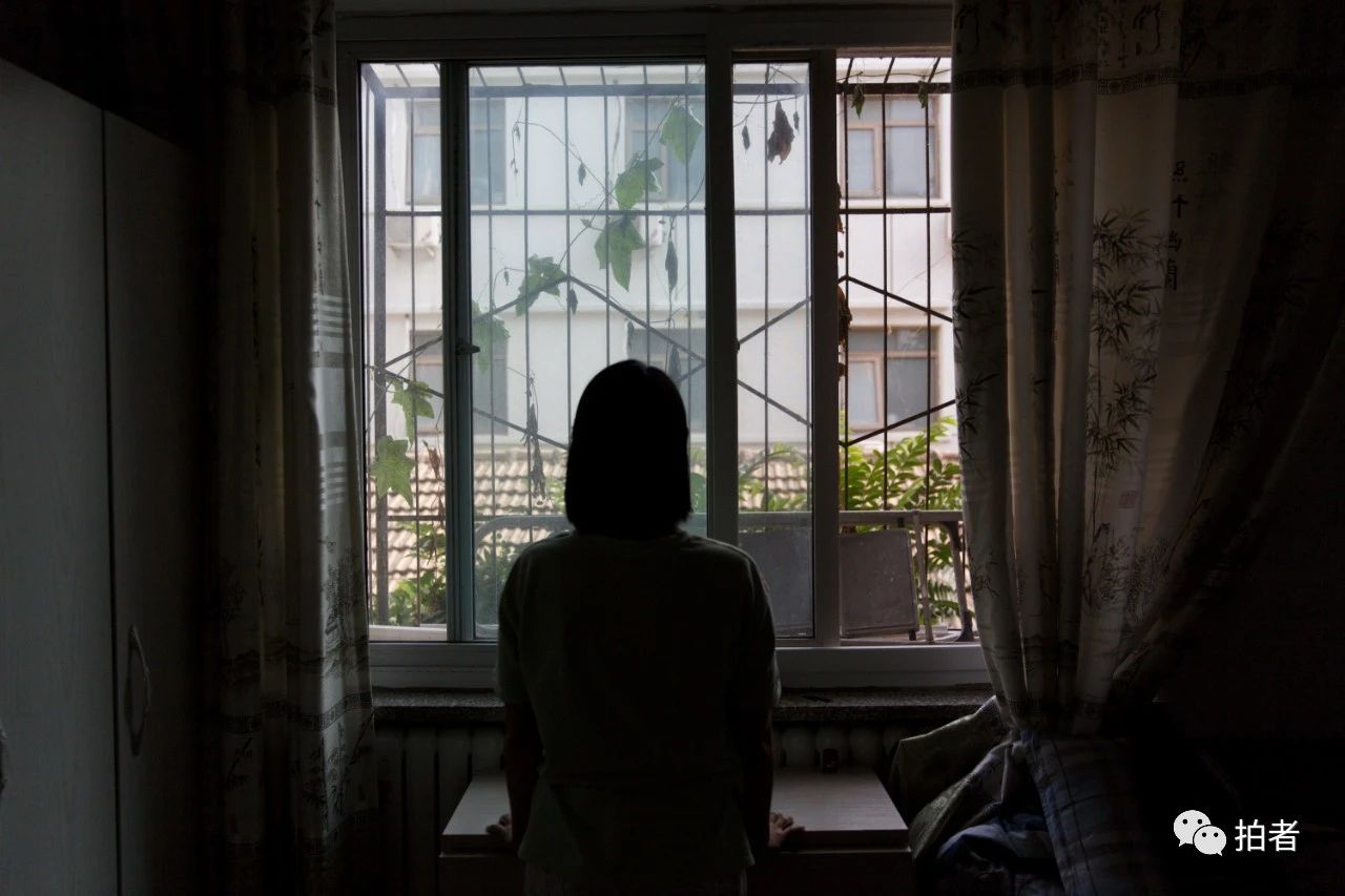 出租屋内,来自河北邯郸的38岁护士张娜望着窗外发呆,她依然留着标准的