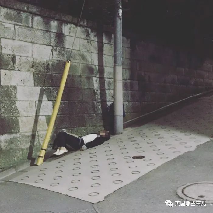 在马路边倒头就睡的日本人,每年都有好几个车祸身亡