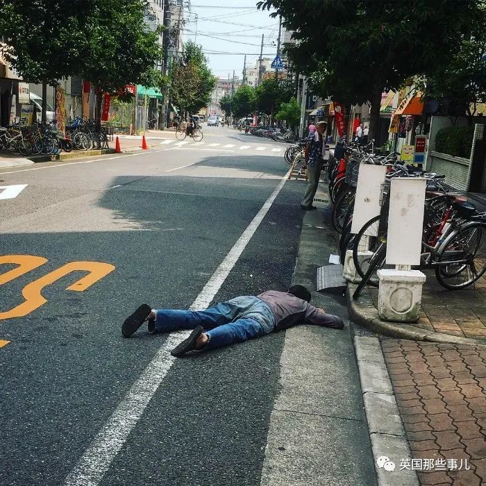 在马路边倒头就睡的日本人,每年都有好几个车祸身亡