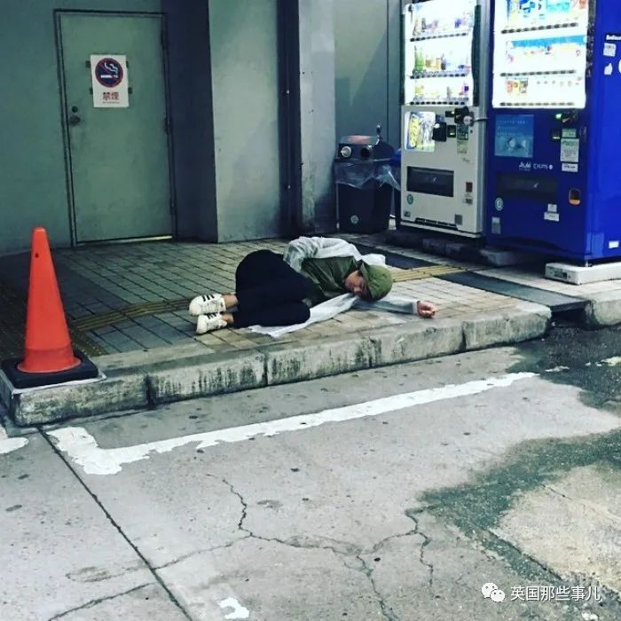 话说在日本,有一种名叫"路上寝"的现象,也就是躺在马路上睡大