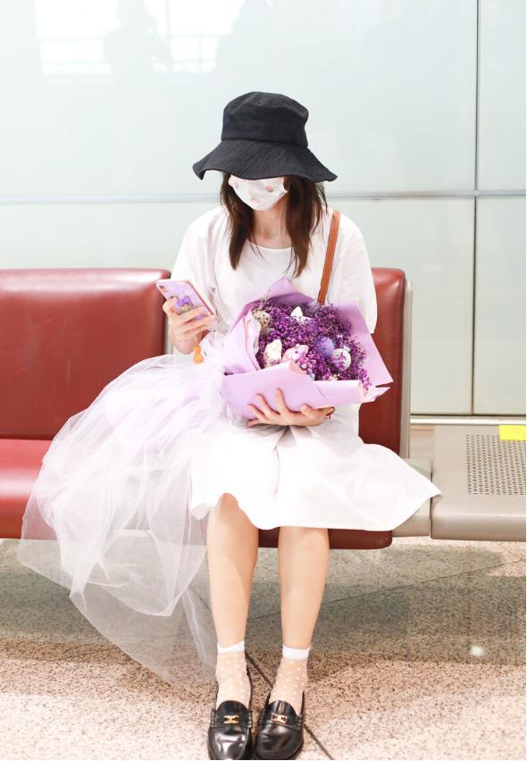 金晨身板纤细适合穿裙子,小皮鞋加蕾丝短袜,"公主范"真挡不住.