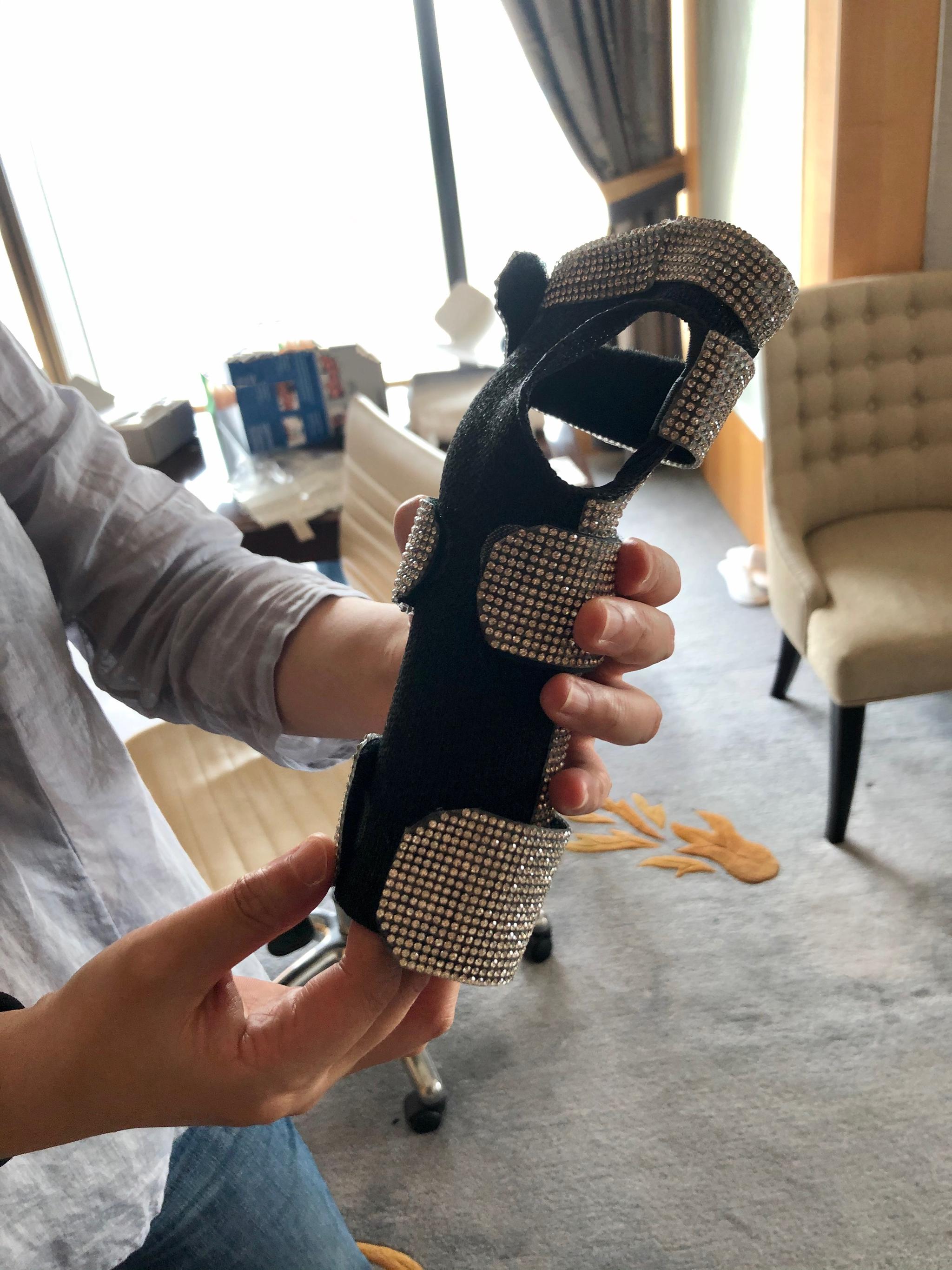 万茜的镶钻护具。图片由优复提供。