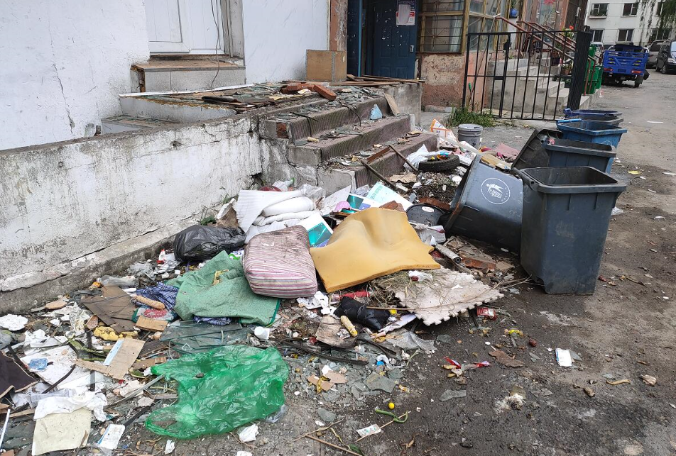 这个小区垃圾一个多星期没清理,都堆进绿地了