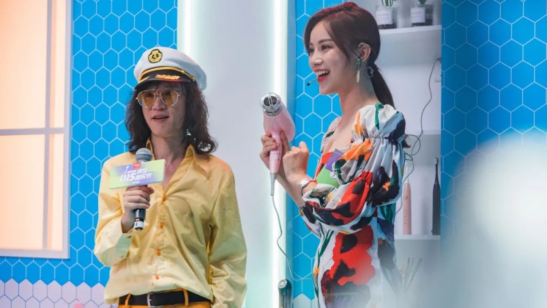 在互动环节中,再一次走丢的夏颖让网友开启了寻找夏颖的侦探模式,其实