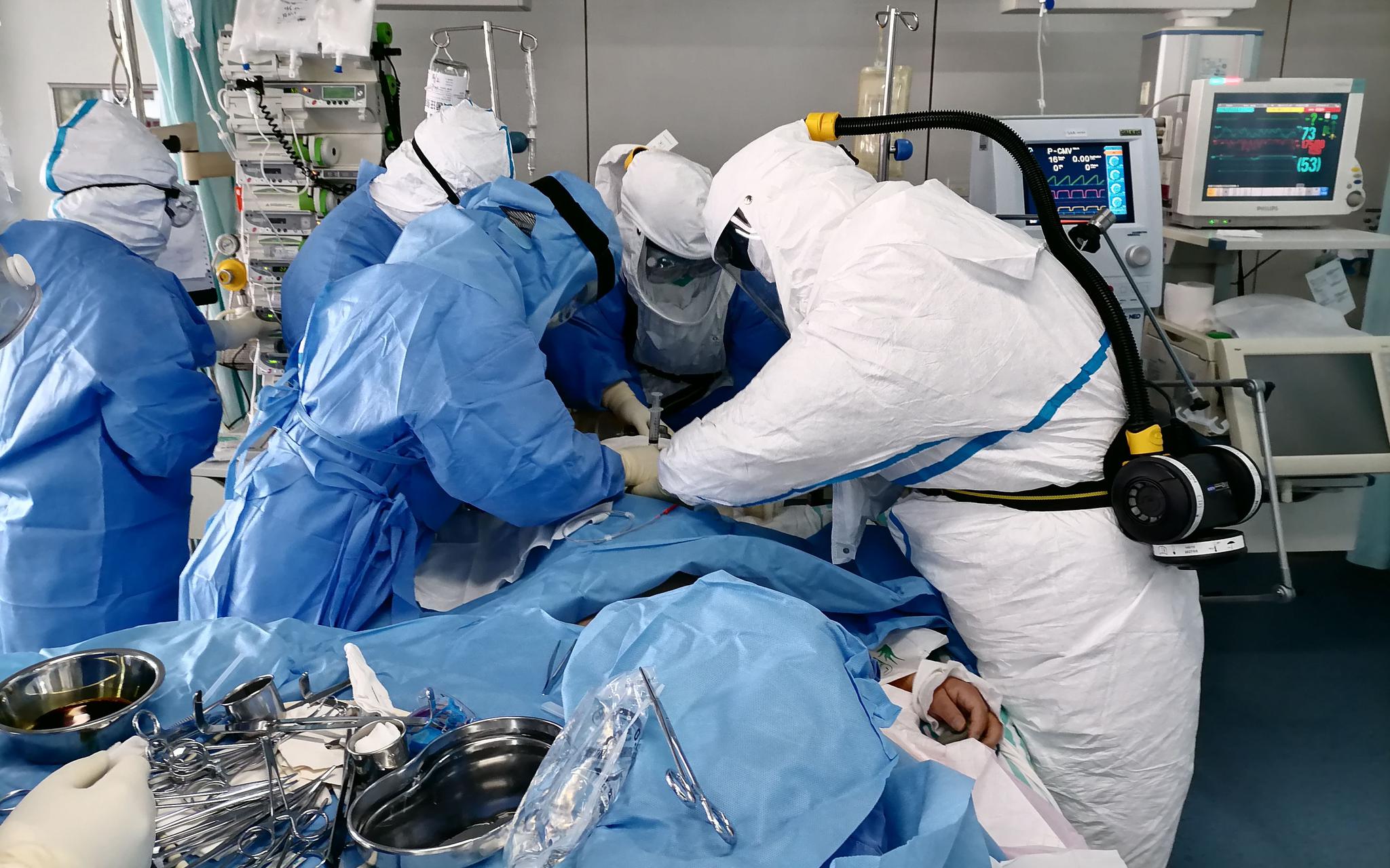 地坛医院icu病房,刘景院和同事抢救重症患者.地坛医院供图