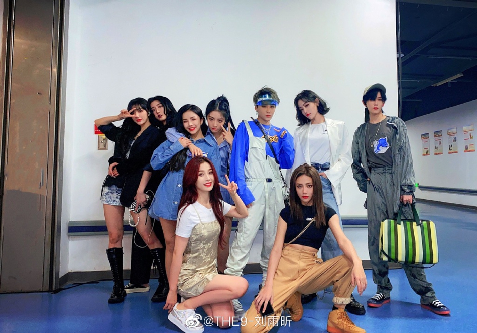 刘雨昕虞书欣安崎晒the9合体照02记录新歌首秀时刻