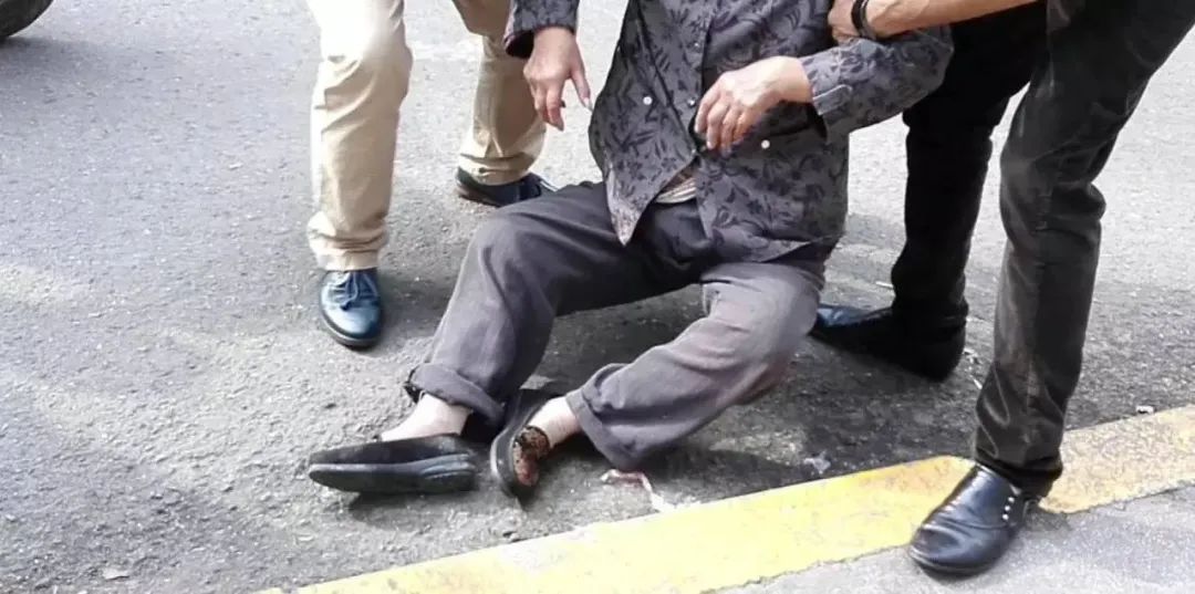 广东一老人被狗绳绊倒重摔身亡老人摔倒会有多严重