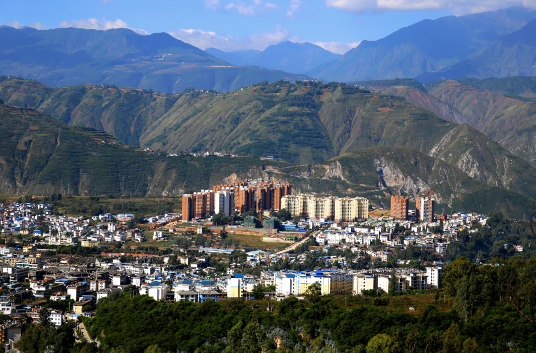 东川区对门山易地搬迁点  王俊 摄五年已过昆明市脱贫攻坚重心已由