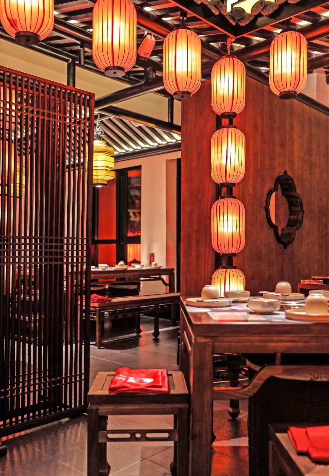 邓伦,开火锅店了!设计红红火火.