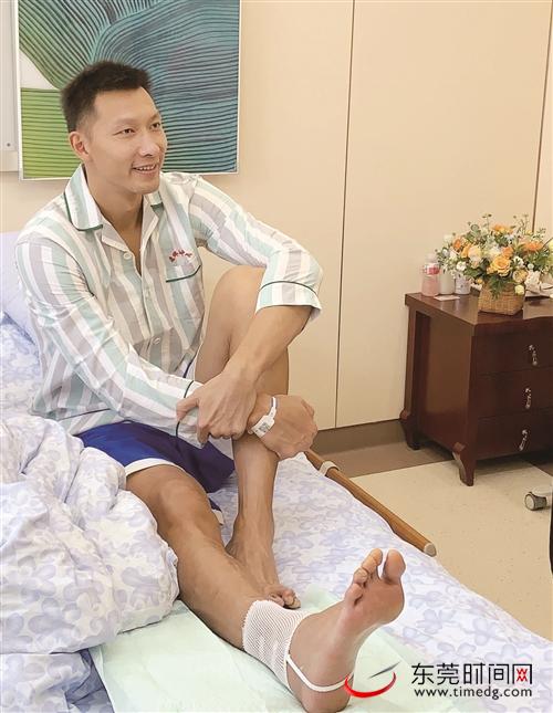 手术顺利完成,易建联以积极心态面对恢复调整 记者 王晨征 摄
