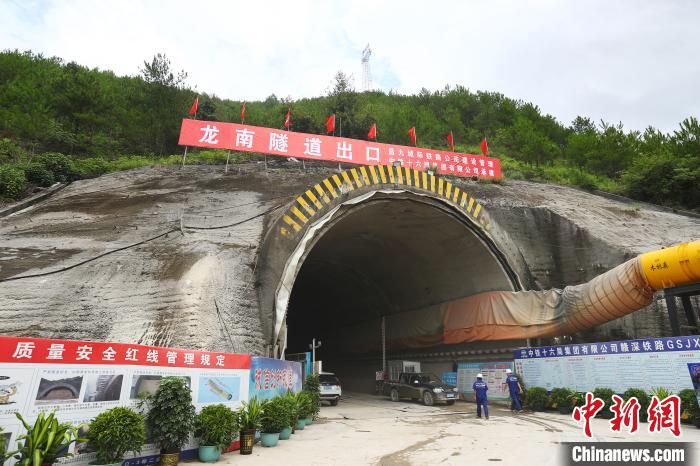 赣深高铁第一长隧龙南隧道全隧贯通图