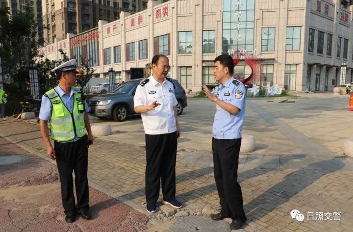 连日来,市公安局党委委员,交警支队支队长杨乐清,交警支队政委相玉杰