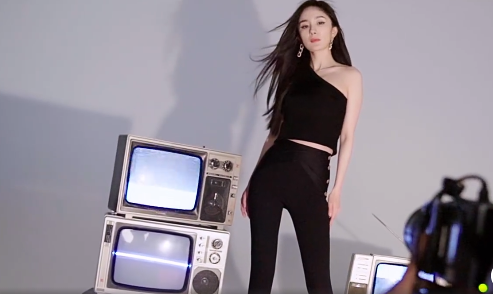 杨幂拍大片穿修身超短裙配黑丝大秀性感半露香肩小腿肌肉线条明显