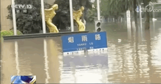 △3米多高的路牌被洪水淹没的只剩“脑袋”。