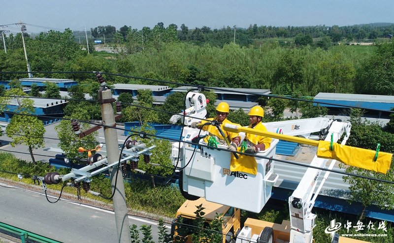 【高温下的劳动者】顶烈日高空作业 “电力侠”汗湿绝缘服休闲区蓝鸢梦想 - Www.slyday.coM