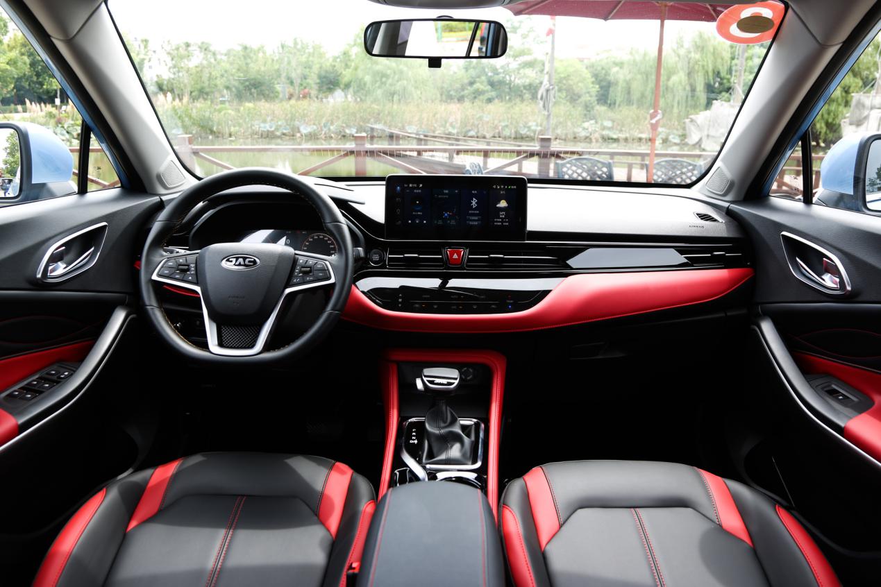 极富个性的年轻化座驾试驾江淮嘉悦x4