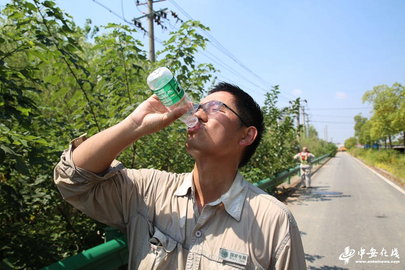 【高温下的劳动者】顶烈日高空作业 “电力侠”汗湿绝缘服休闲区蓝鸢梦想 - Www.slyday.coM