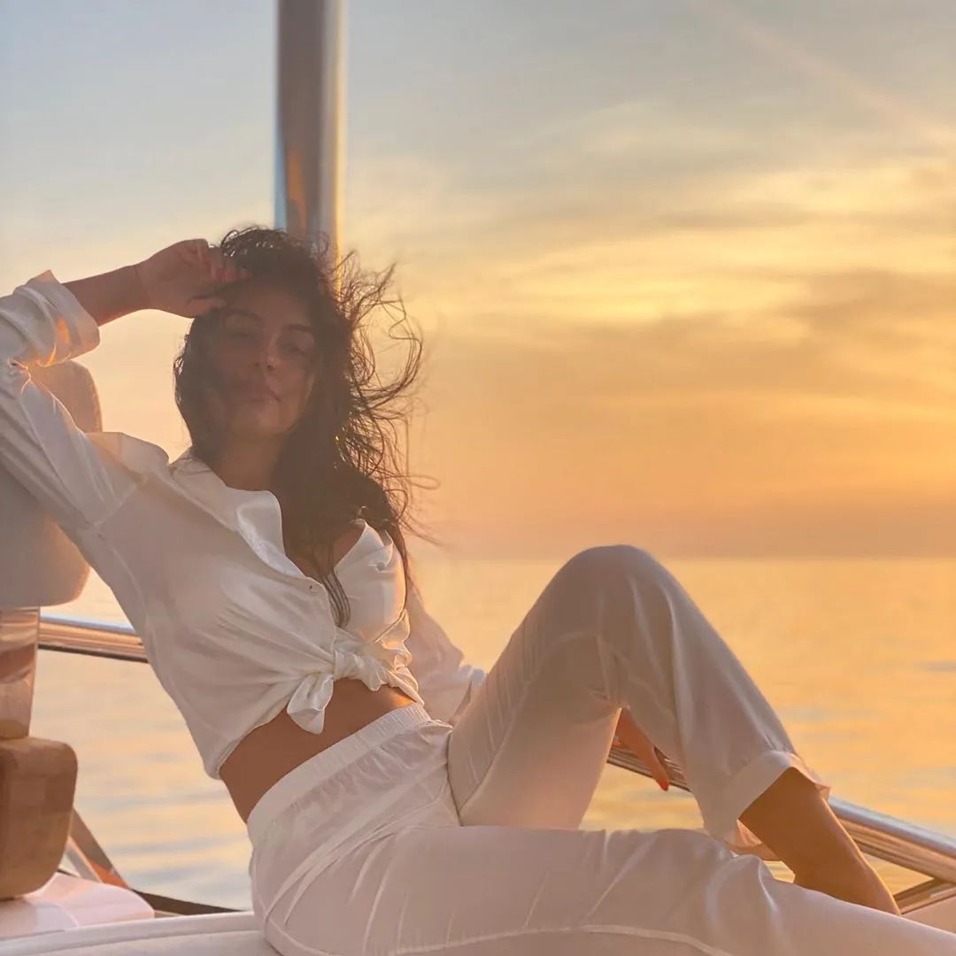 c罗乔治娜海边度假照片看这里