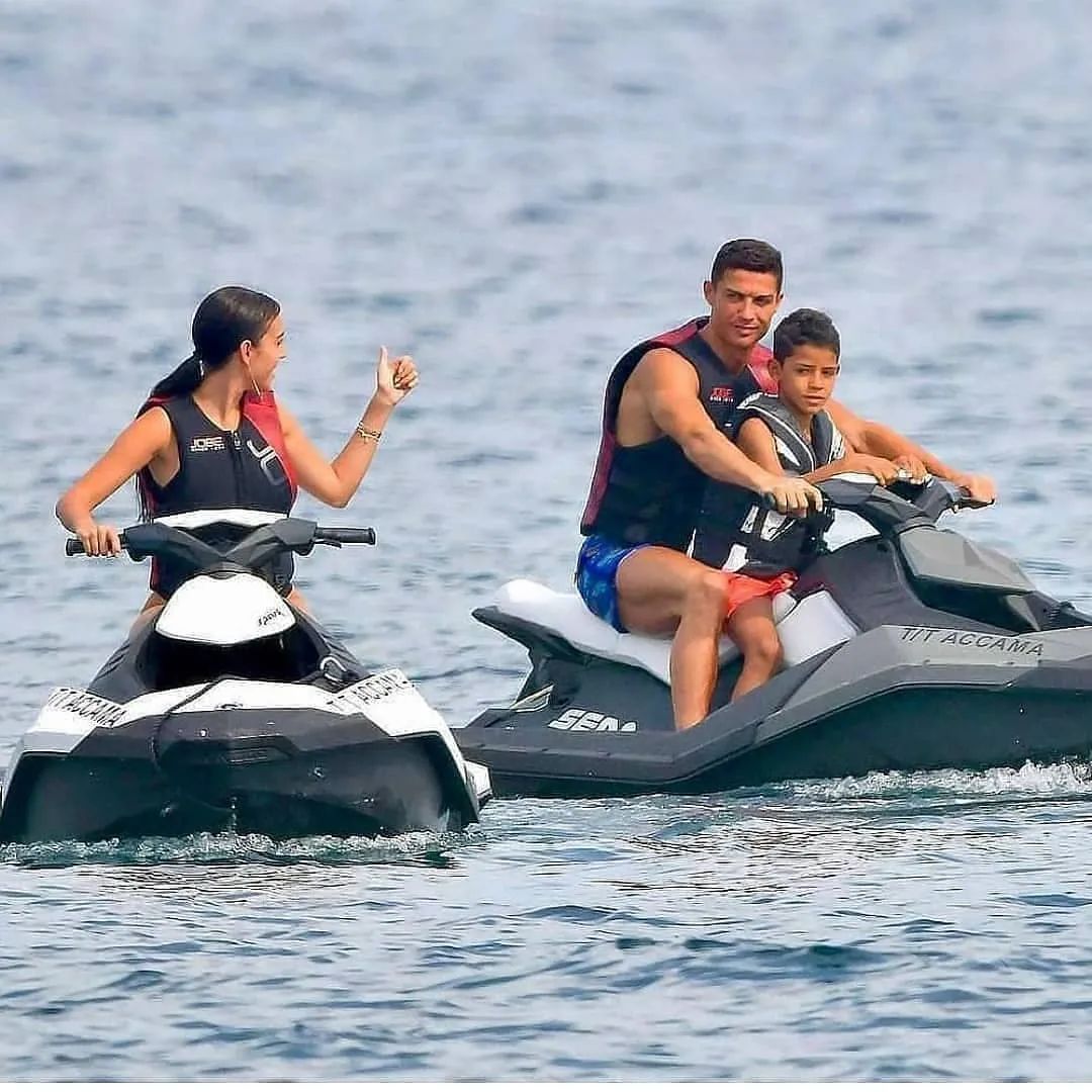 c罗乔治娜海边度假照片看这里