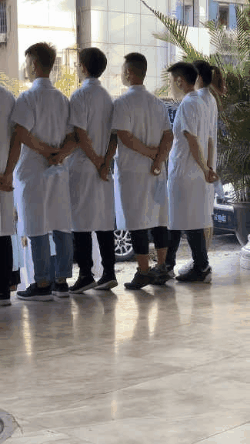 趣图据说很多人拍集体照都有这个小动作