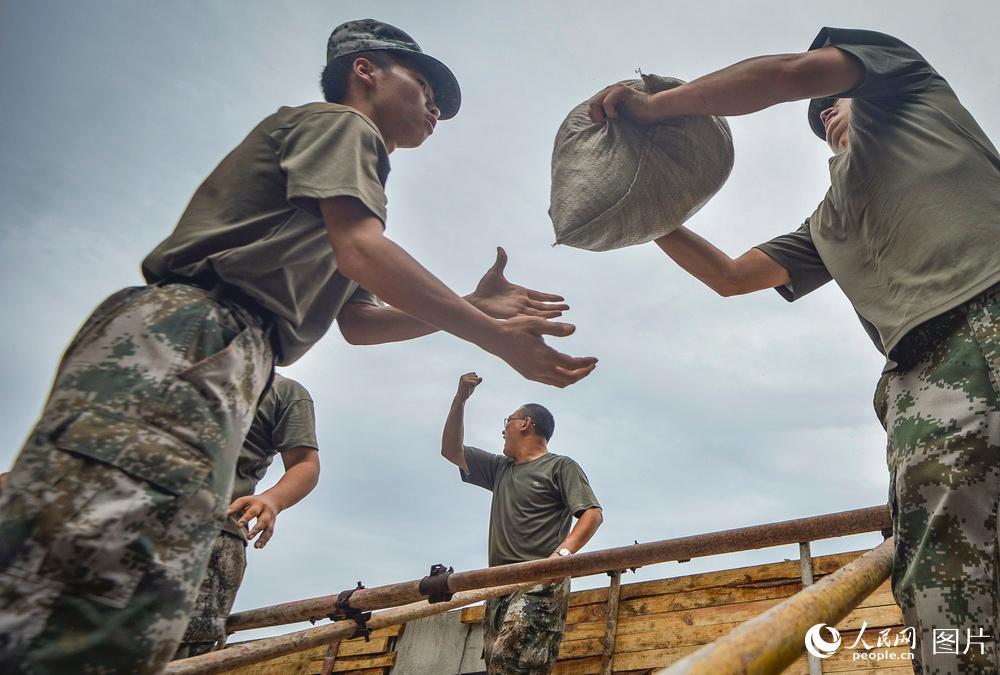 重庆铜梁:昼夜奋战 守堤防保安全