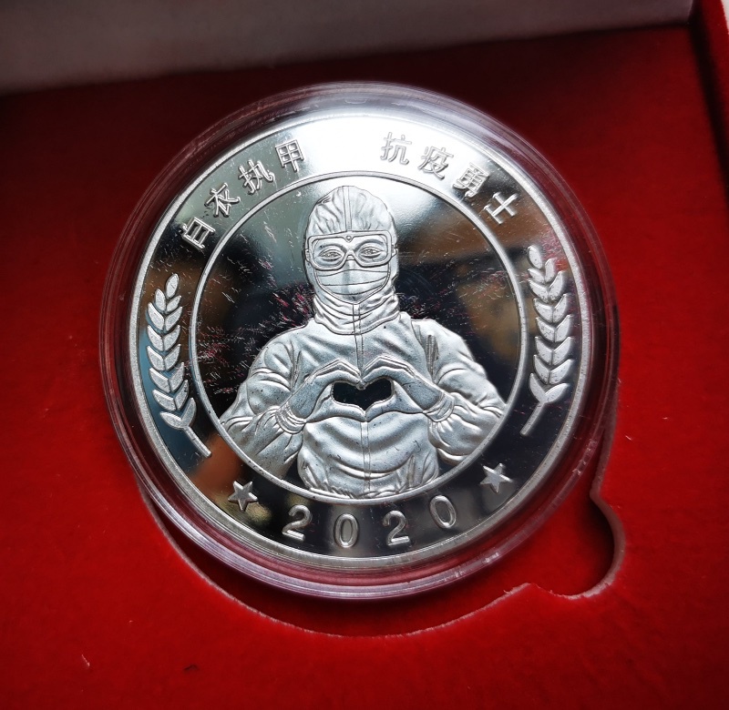 庆祝医师节患者送鲜花给医生医院制作抗疫纪念币