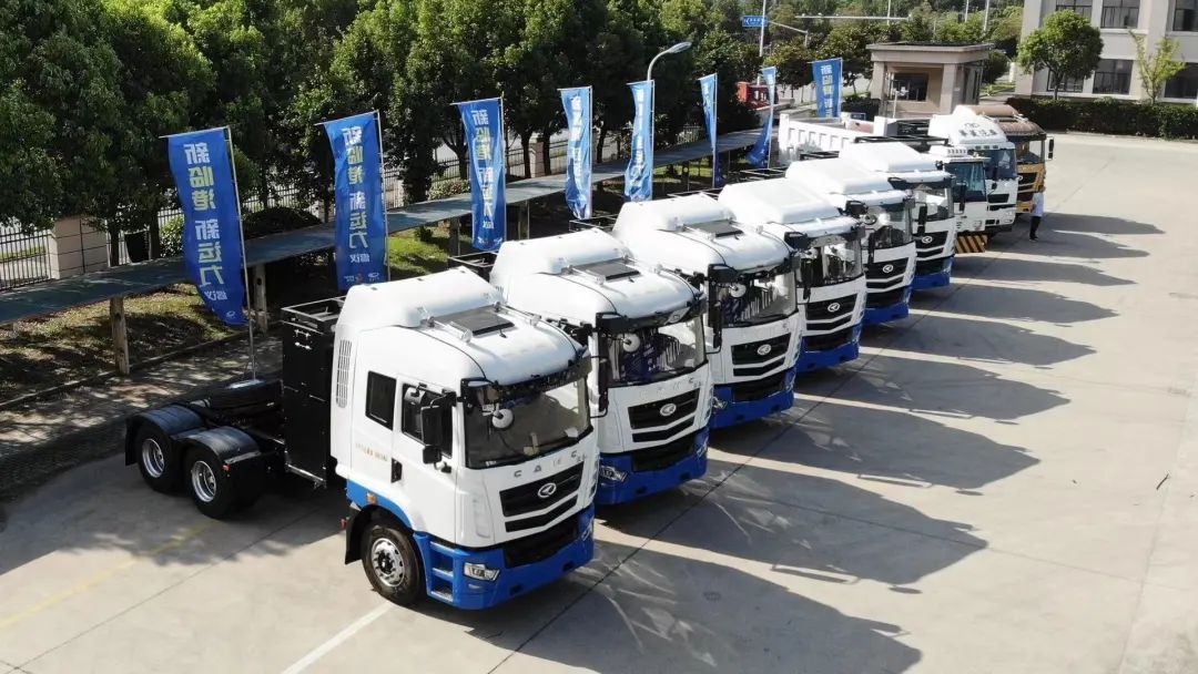 上海首批换电重卡临港新片区交车：换电作业只需3-5分钟