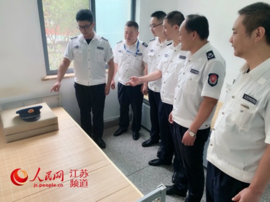 南京市烟草专卖局三分局组织稽查员体验军事生活