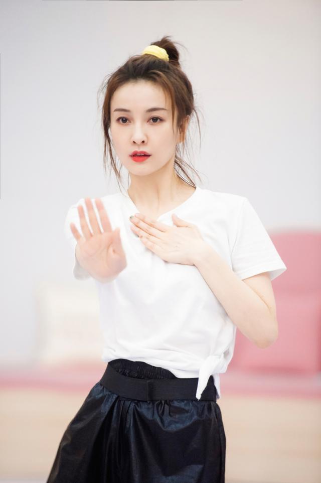 吴昕衣品在线,针织衫搭配牛仔短裤走机场,网友:腿显得有点粗壮