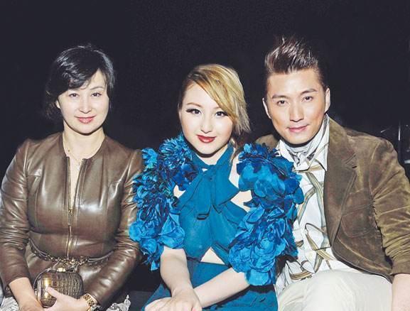 陈山聪晒全家福庆儿子满月有子万事足离开何超云他更幸福了