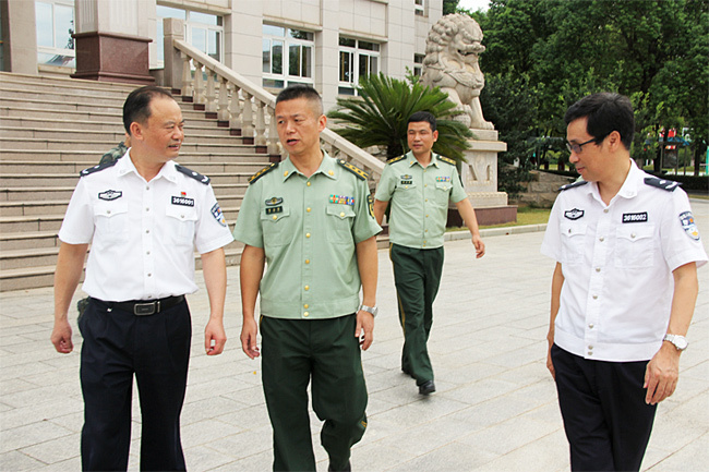 吉安监狱党委书记,监狱长刘之桂来到武警吉安支队,驻监武警中队,带队