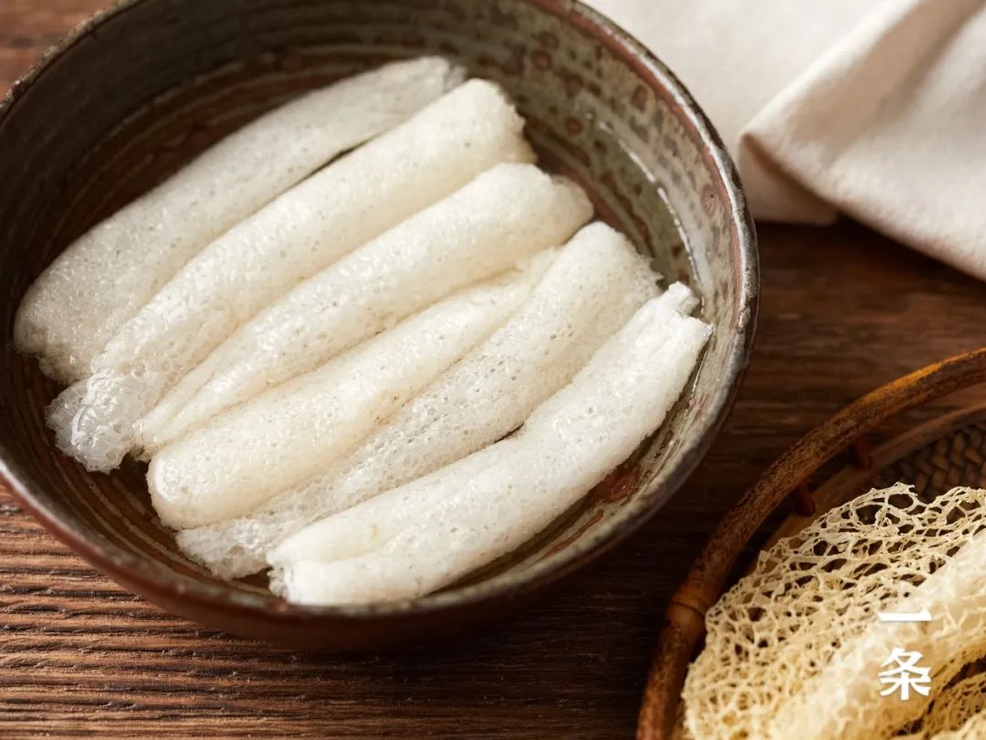 这款竹荪形态优美,风干后呈现天然的米白色,品相上好.