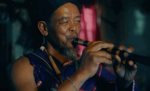 山人乐队感受音乐最纯粹的力量,也渐渐解开对已故佤族贝斯手艾勇的心