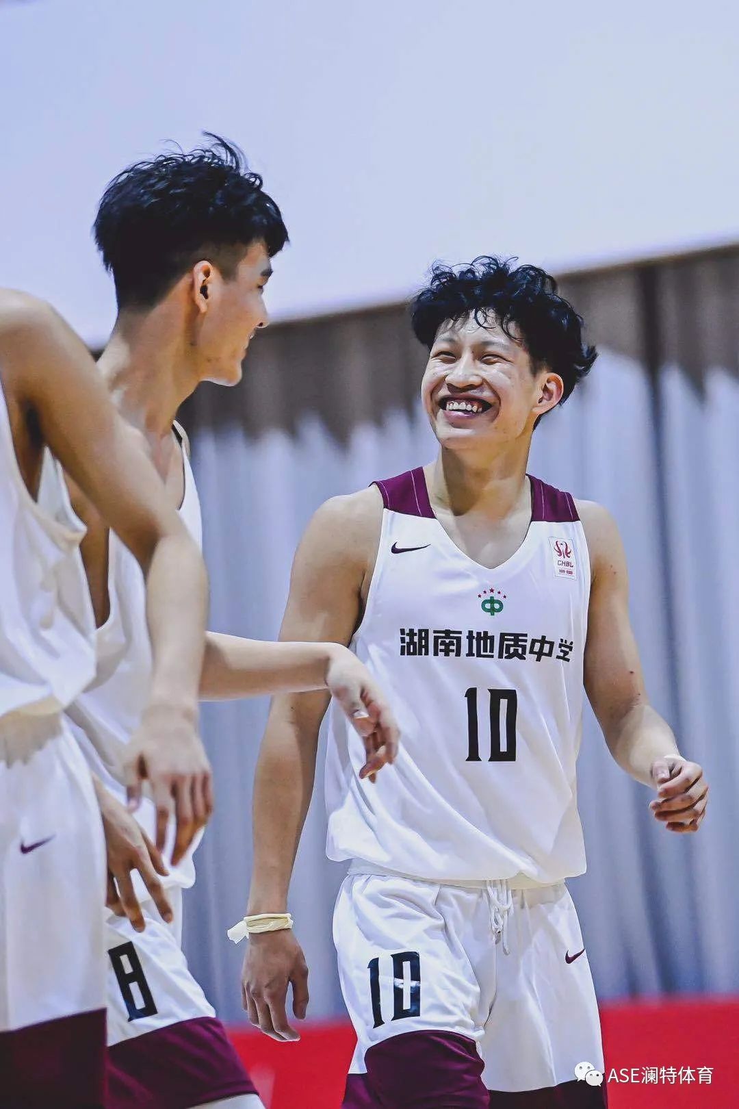 单节送7助攻or中锋进12个三分?耐高南区8强赛诠释"热血"真谛!