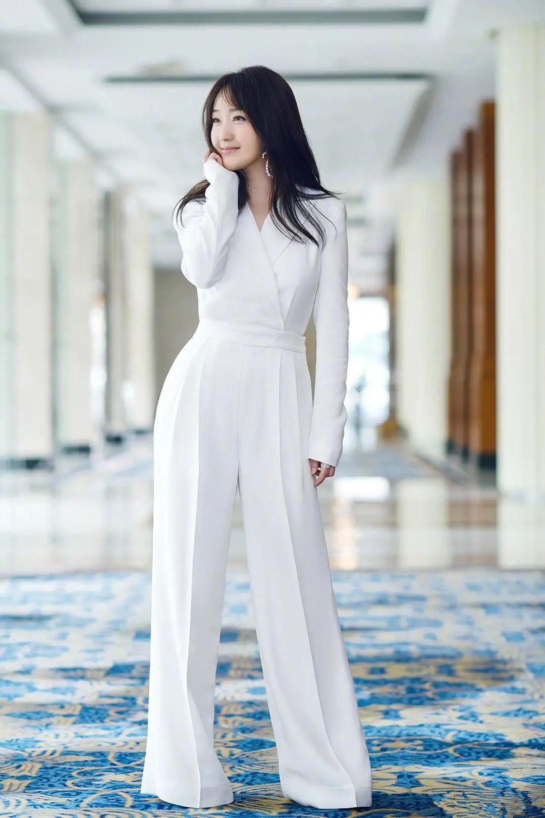 杨钰莹清新套装拍写真,扎马尾灵动减龄,皮肤细腻看不出已经49岁