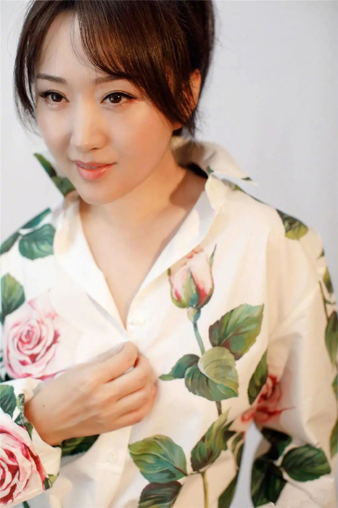 杨钰莹清新套装拍写真,扎马尾灵动减龄,皮肤细腻看不出已经49岁