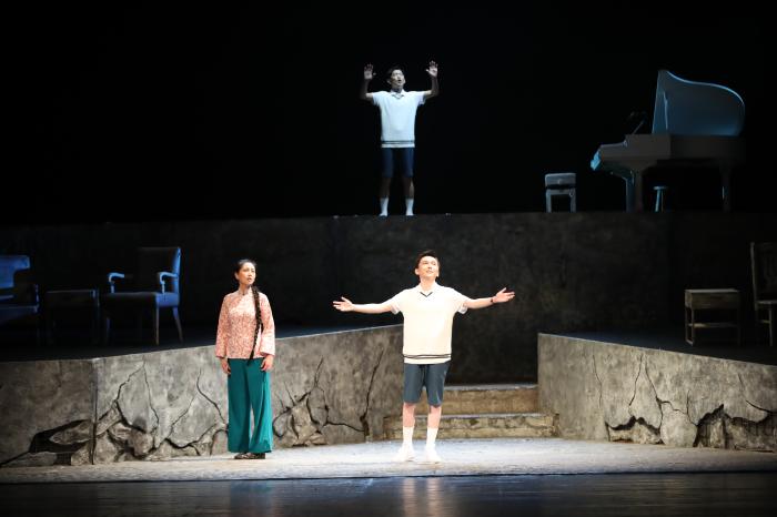 供图演出最后,来自法国的艺术家,央华戏剧制作人安娜伊思·马田以一曲