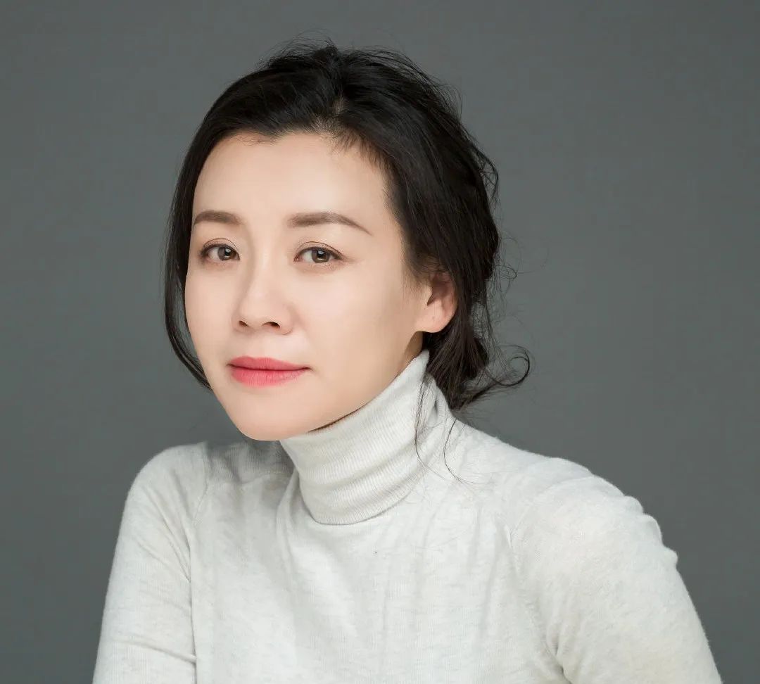 她是梅婷的闺蜜张国荣的座上宾被男友嫌丑抛弃演了一